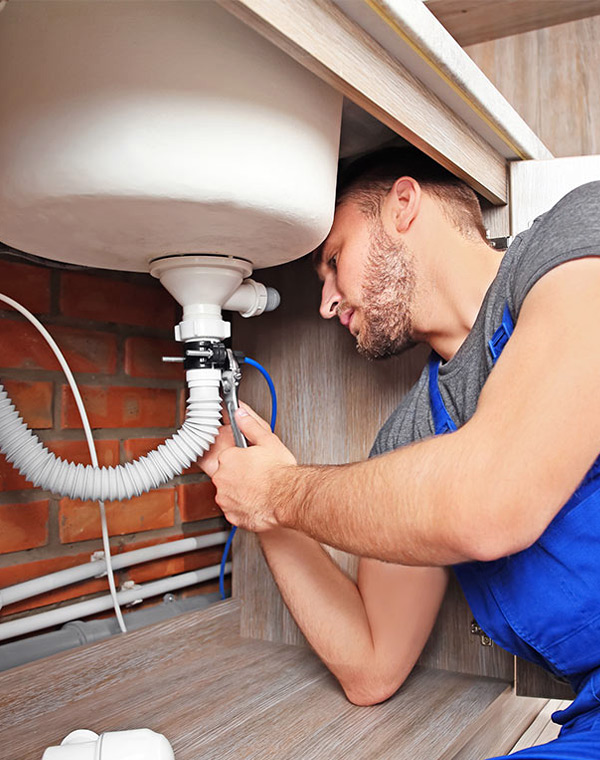 Technicien Artisans LockNord en intervention plomberie et serrurerie dans le Nord